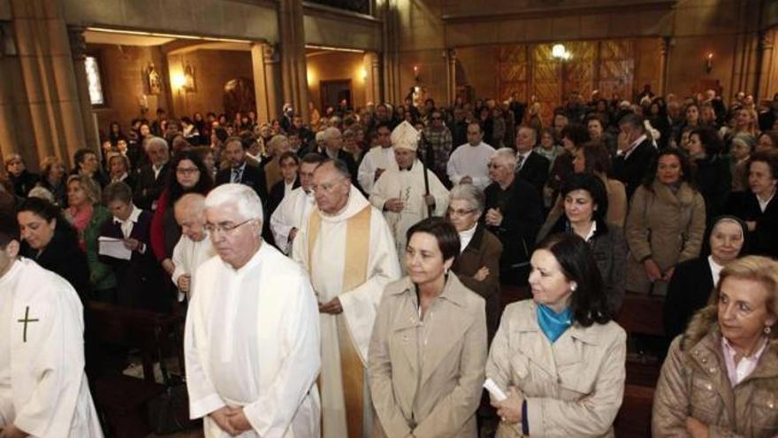 El templo de La Asunción se llenó en la celebración; en primera fila, Carmen Moriyón y Carmen García-Avello, directora del colegio.