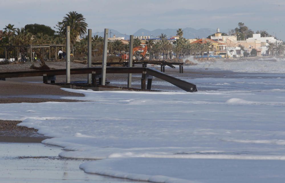 Destrozos en la playa de Casablanca