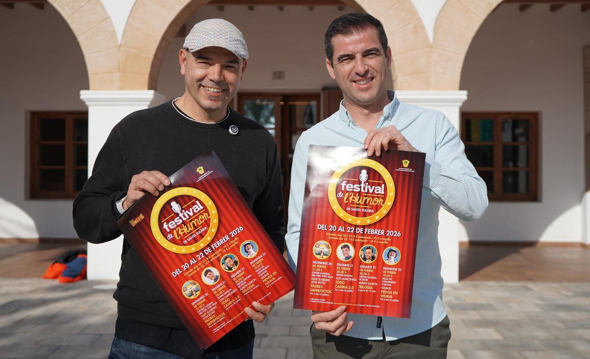 El concejal Toni Ramón y el monologuista José Boto con el cartel del Festival del Humor 2026
