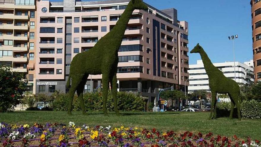 Arriba, las dos jirafas instaladas en la plaza Alcalde Agatángelo Soler con Gran Vía; abajo, osos en la plaza de Galicia