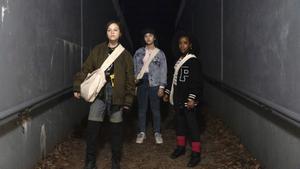 Sofia Rosinsky (Mac), Riley Lai Nelet (Erin) y Camryn Jones (Tiffany) en ’Paper girls’.