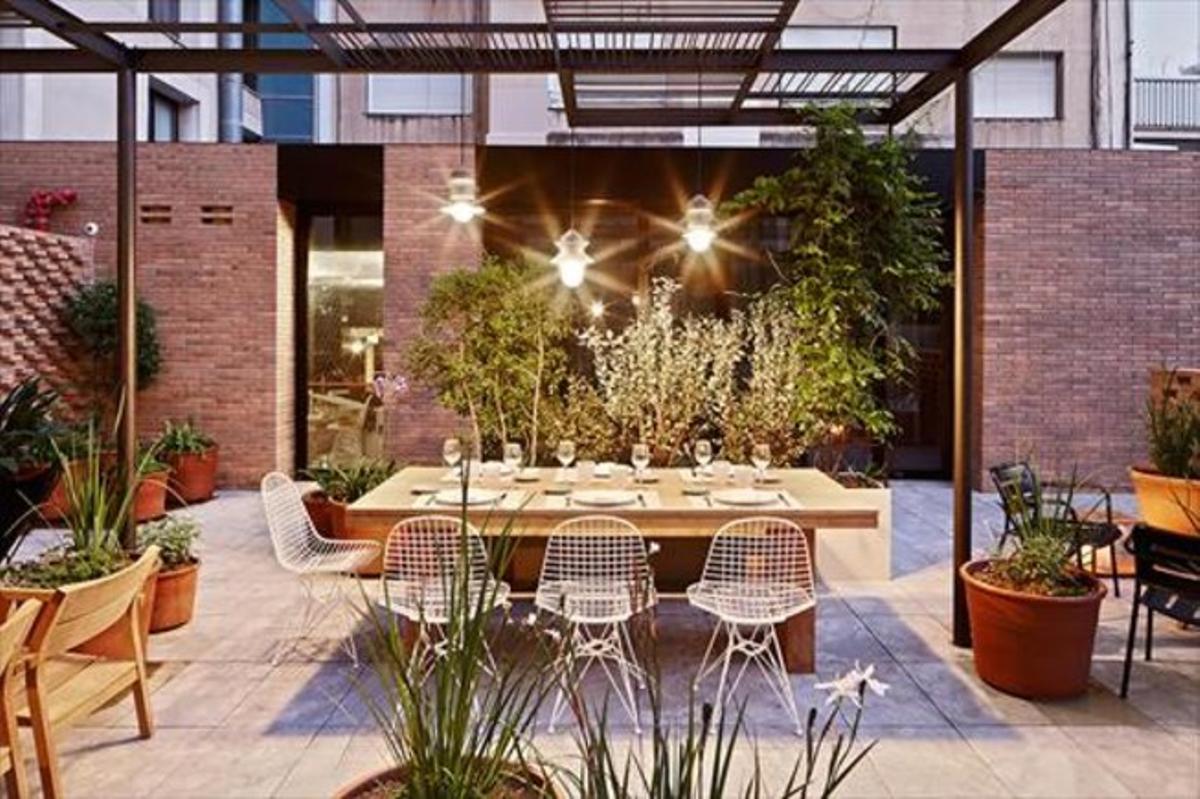 La terraza Patio es un rincón íntimo, casi escondido, coqueto porque sí. Con una pequeña piscina y una barra de donde salen la comida y los cócteles.