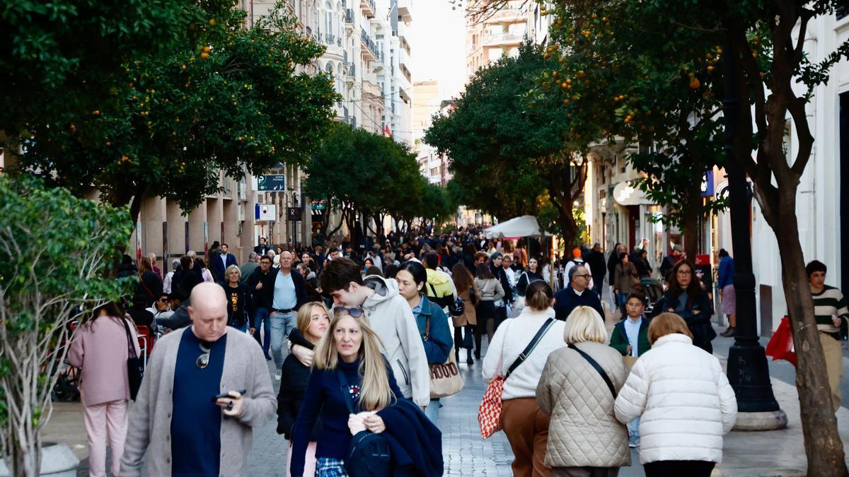 El centro de València, repleto de ciudadanos con bolsas, en el último sábado previo al ‘Black Friday’ 2025.