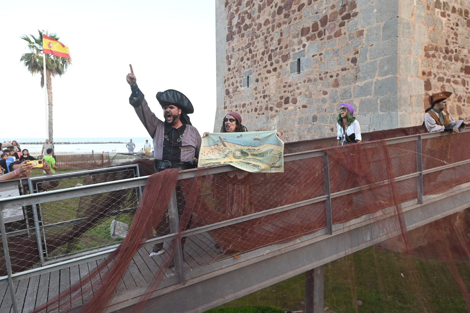 Los piratas asaltan Benicàssin a bordo del espectáculo 'Torre a la vista'