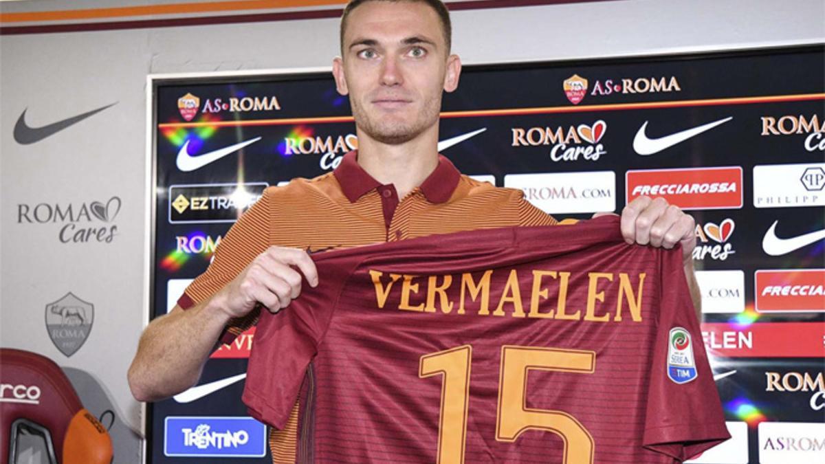 Thomas Vermaelen, el día de su presentación con la Roma el 13 de agosto de 2016