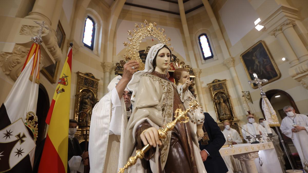 El Arzobispo de Oviedo, coronando a la Virgen del Carmen.