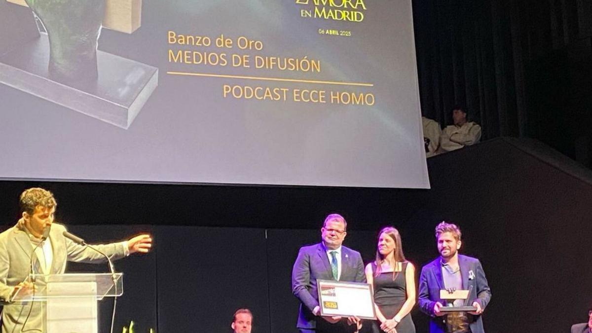 Óscar, Jaime, Sara y David recogen el «Banzo de Oro» 2025 en Madrid.  | CEDIDAS