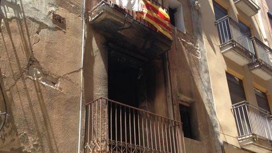 Balcó ennegrit com a conseqüència de l&#039;incendi de diumenge passat, al carrer Santa Maria