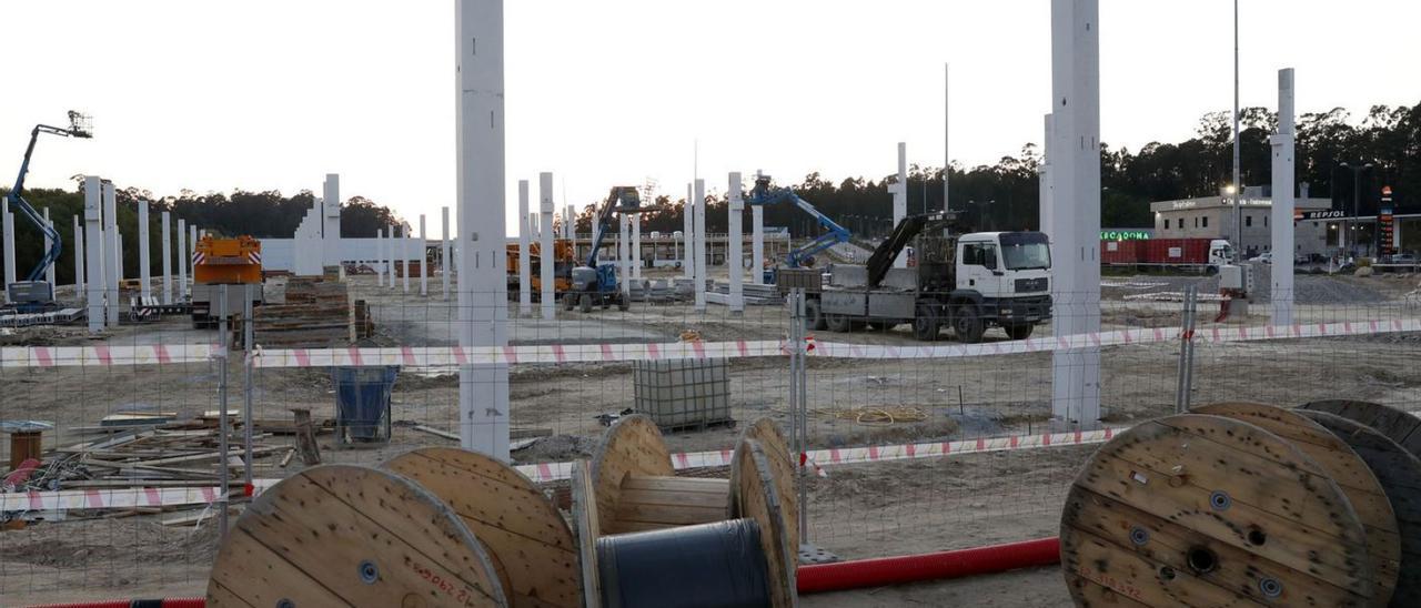 Obras del centro comercial Nasas, en Porto do Molle, junto al que está previsto construir la gasolinera “low cost” del Miñor.   // JOSÉ LORES