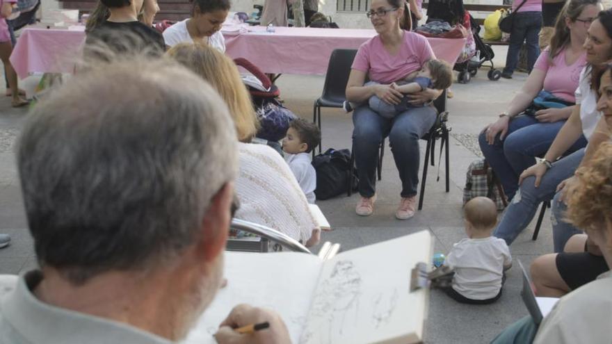 Un instante de la actividad desarrollada por la Asociación Mama d&#039;Elx en la Plaza del Raval