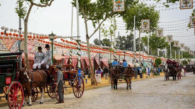 Archivo - Coche de caballos pasean por la feria (imagen de archivo).