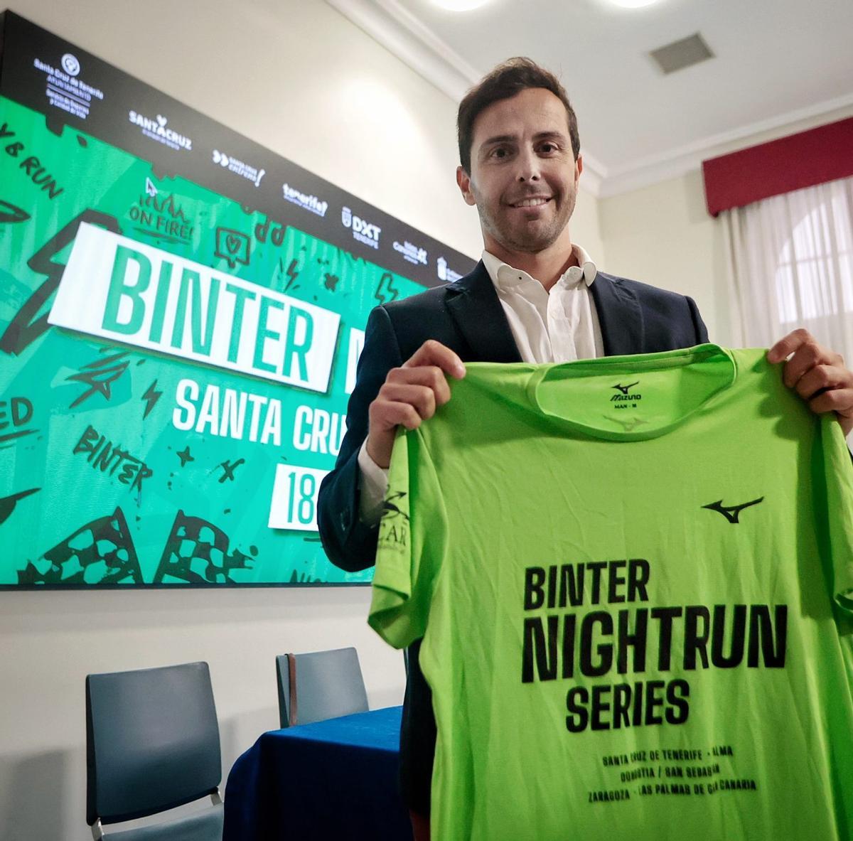 Alberto Guanche en la presentación de la Binter NightRun de Santa Cruz de Tenerife. |