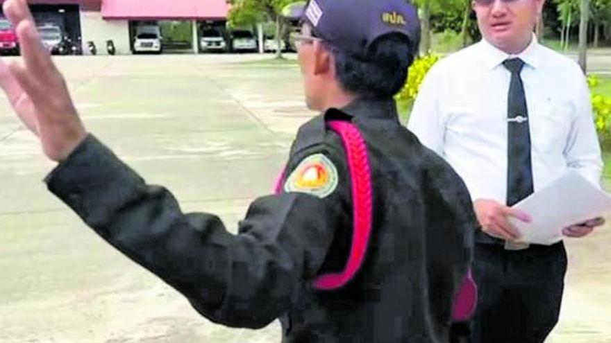 El abogado de Daniel Sancho, Khun Anan, ayer a la entrada de la cárcel. |  // L.O.