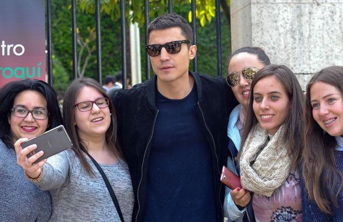 Álex González se hace un selfie con unas fans en Granada