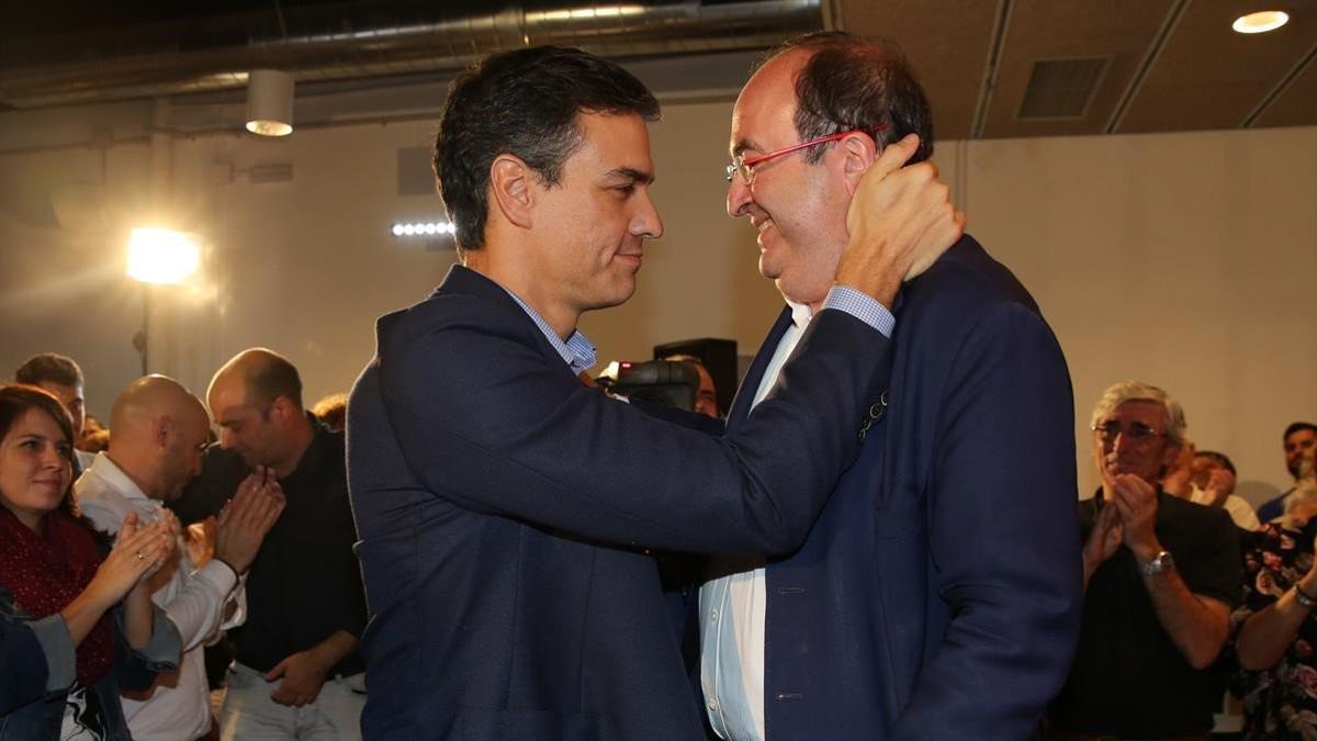 Miquel Iceta felicitado por Pedro Sánchez, en una imagen de archivo.