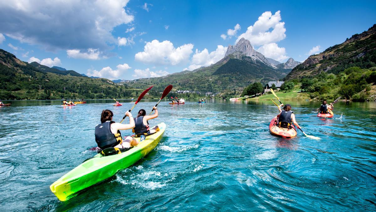 Canoas en el pantano de Lanuza junto a Sallent de Gállego.