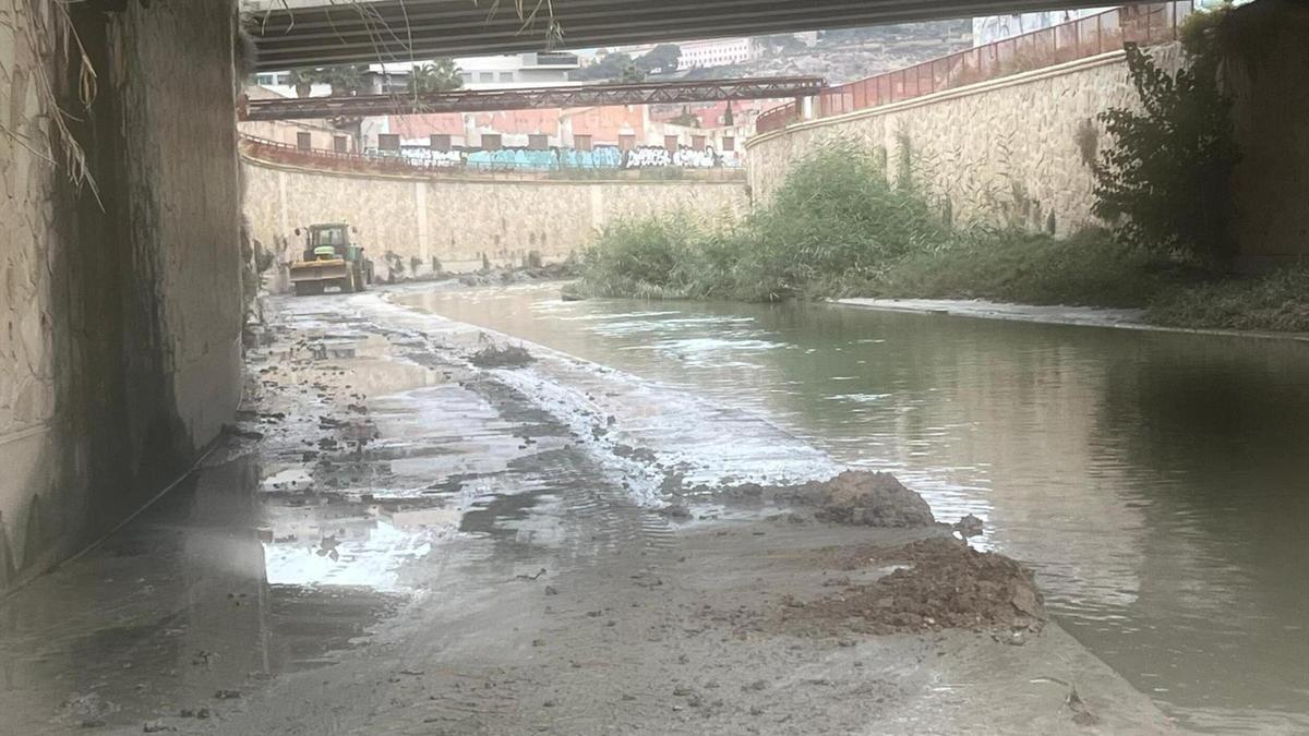 La maquinaria en el río Segura durante la limpieza llevada a cabo en el tramo urbano en Orihuela.