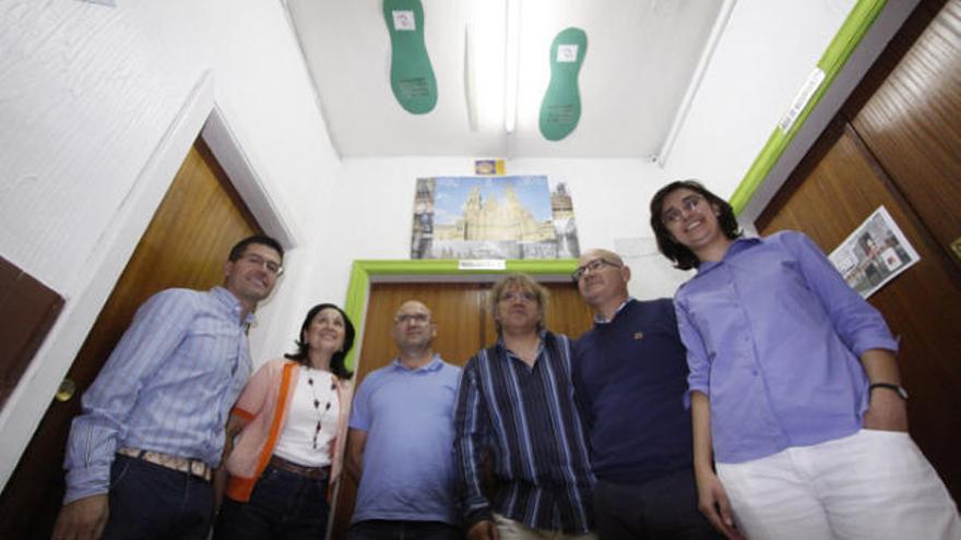 Los autores del proyecto, junto al director del centro, a la izquierda, ante la biblioteca del instituto, el fin del «camino».