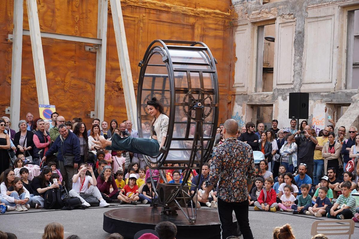 Un espectáculo de circo en la calle, de la Fira Trapezi 2025 de Reus.