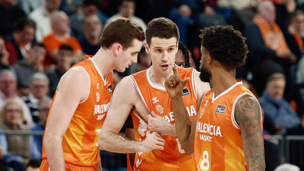 Nate Reuvers, López-Arostegui y Jean Montero, en el partido ante el Baxi Manresa.