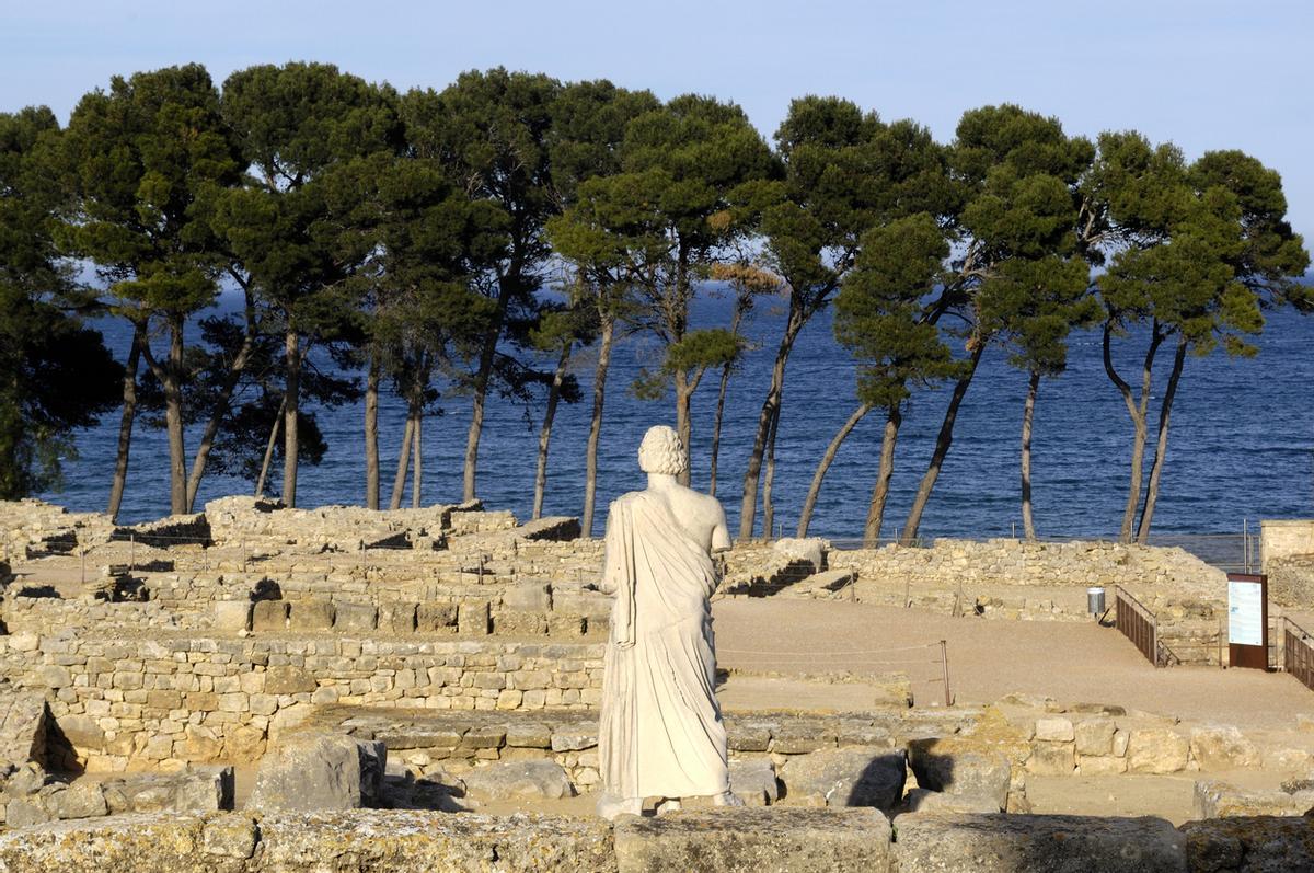 Ruinas de Empúries con la escultura de Asclepios