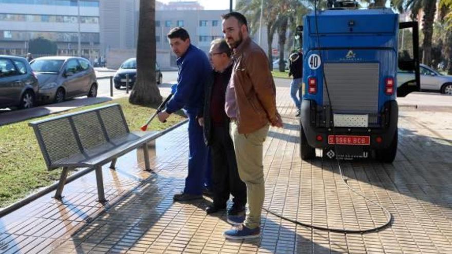 Castelló incorpora un nuevo vehículo para el baldeo de las calles