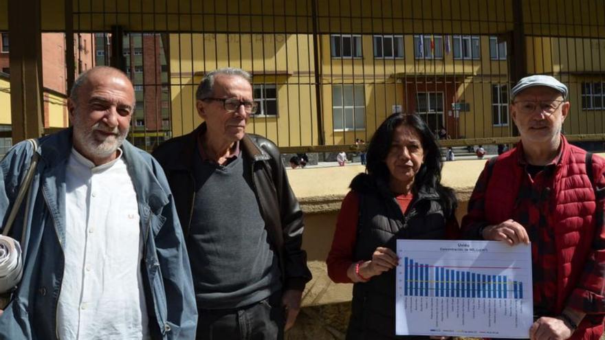 Por la izquierda, Sixto Armán, Carlos Ponte, Gema Valdés y Paco Ramos, ayer, frente al colegio Pablo Miaja.