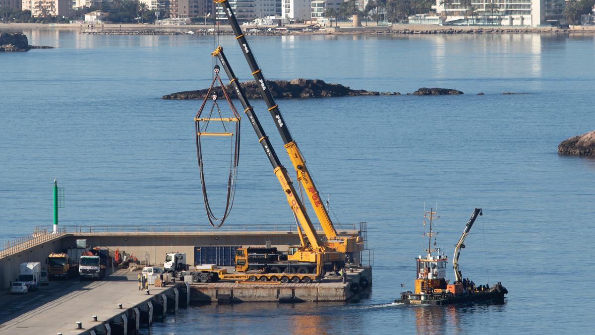 Reflotado el pesquero 'Charpat Segundo', hundido en el puerto de Ibiza.