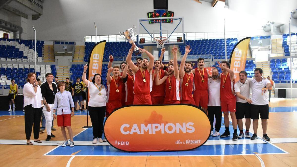 El capitán del Besiki Ágora Portals levanta el trofeo de campeones autonómicos