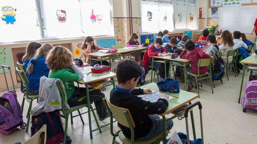 Varios niños hacen sus tareas durante el desarrollo de una clase.