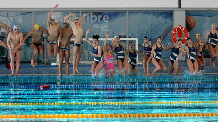 Los 16 chicos y chicas saltan de forma desenfadada a la piscina en la que a diario sufren y nadan durante más de 4 horas.