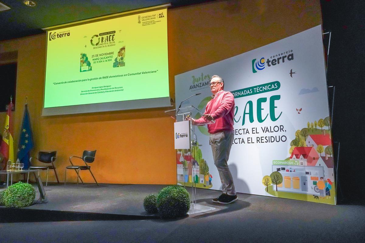 El jefe del Servicio de Prevención y Reutilización de Recursos de la Generalitat Valenciana, Enrique López, expuso el nuevo marco de colaboración para la gestión de RAEE domésticos en la Comunitat Valenciana