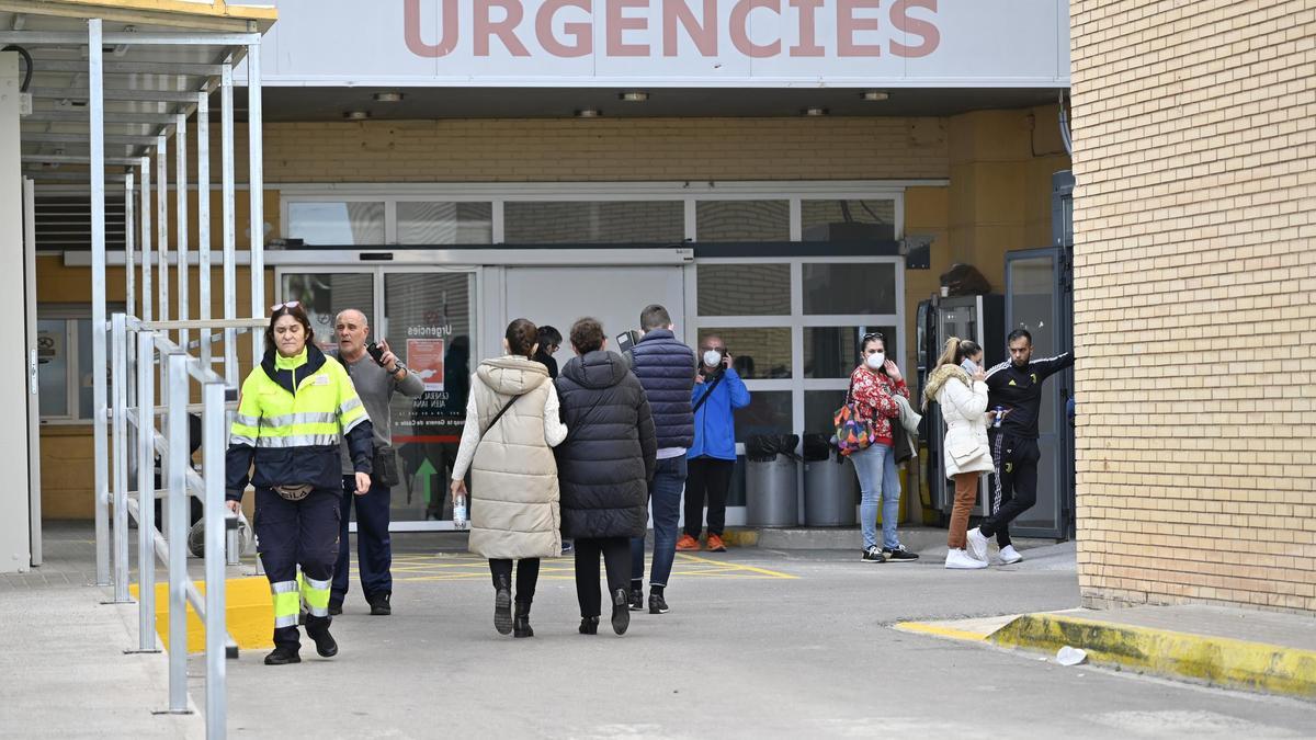 Puerta principal de Urgencias del Hospital General de Castelló, con pacientes con una elevada incidencia de patología respiratoria.