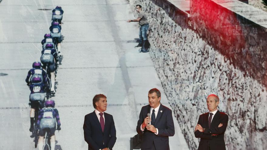 Javier Guillén (c), director de la Vuelta a España, junto a Pedro Delgado (i) y Carlos de Andrés (d), en la ceremonia de presentación del recorrido de la Vuelta a España 2026 en la Sala de las Estrellas del Montecarlo Sporting Club de la capital monegasca.