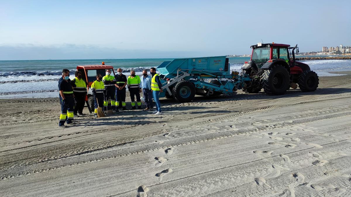 Imagen de parte del equipo de limpieza de playas en Orihuela Costa