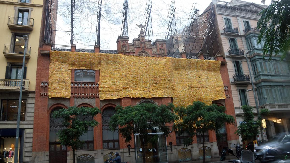 La intervenció de l'artista Serge Attukwei Clottey a la façana del Museu Tàpies en motiu del projecte 'Més enllà de la pell'