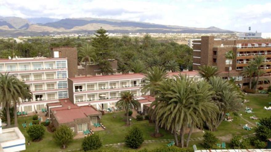 Vista aérea del hotel Oasis y parte de sus jardines, en Maspalomas. | andrés cruz