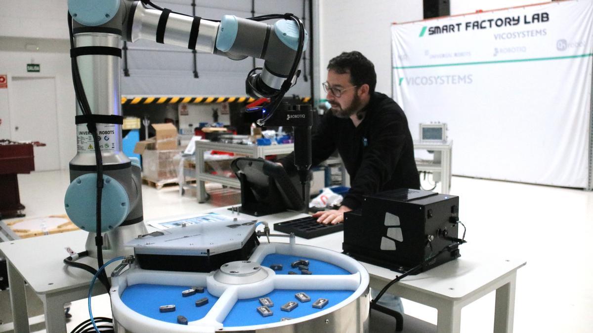 Un operari de l&#039;smart factory lab de Vicosystems a Sabadell