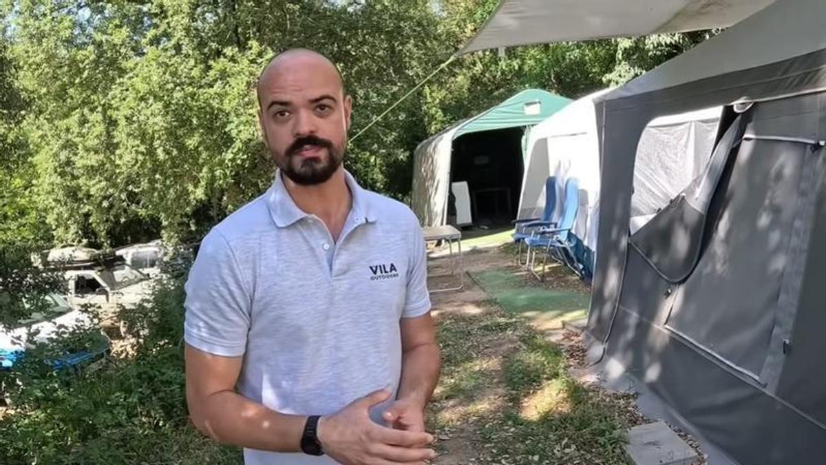 Albert reformó una autocaravana para vivir aislado en medio del bosque.