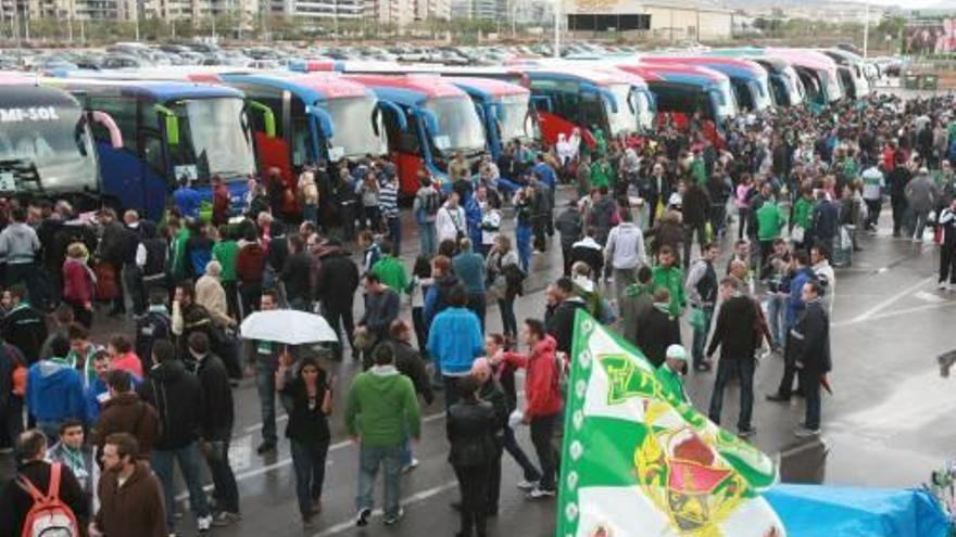 Aficionados del Elche junto a la caravana de autocares, en el viaje del año 2012.