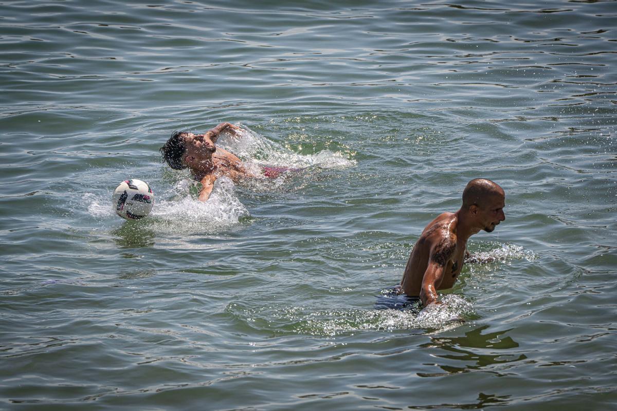 Las playas de Barcelona se llenan con el aumento de las temperaturas