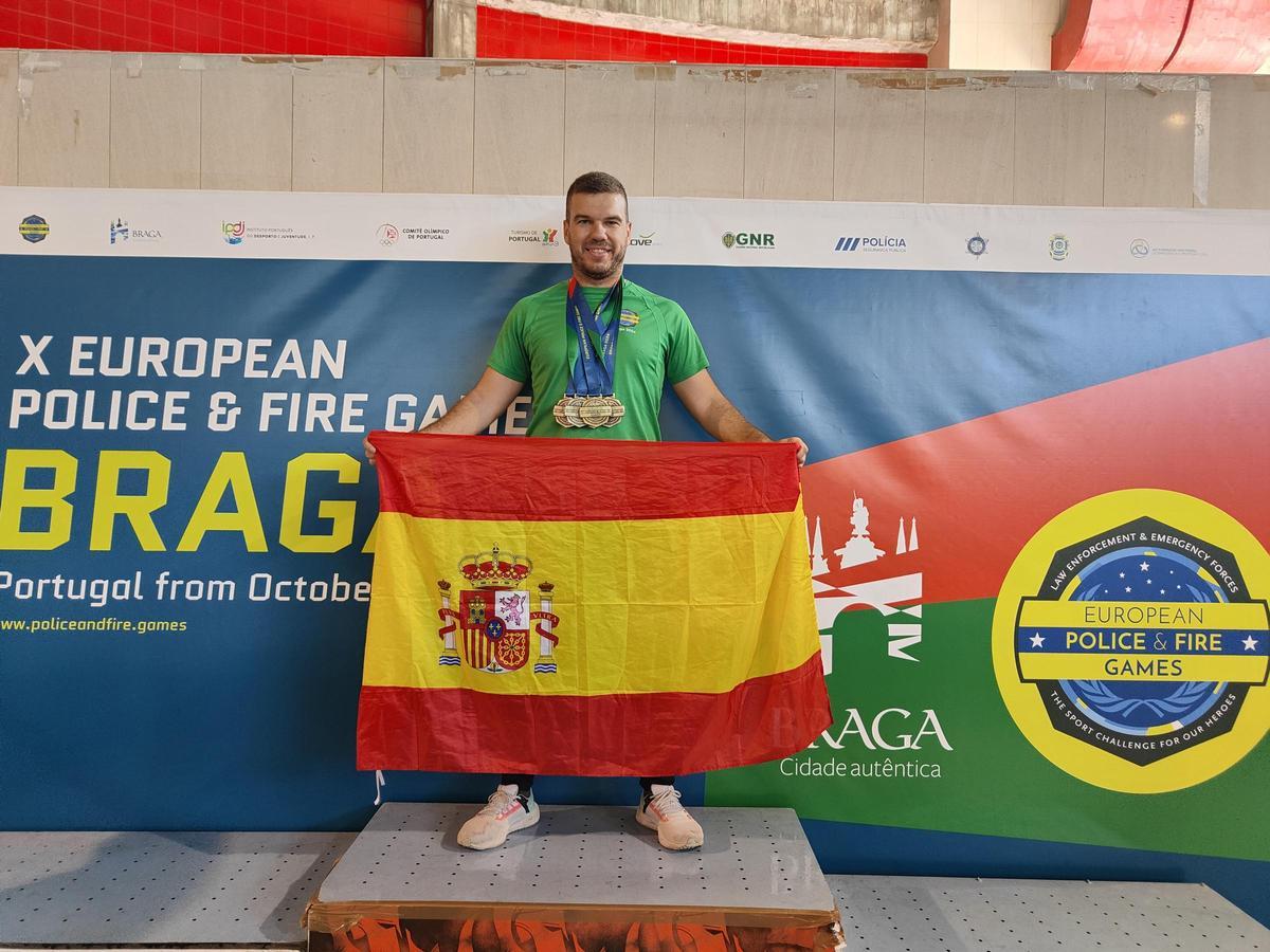 Carlos Parra posa con las cinco medallas de oro ganadas en los Juegos de Braga.