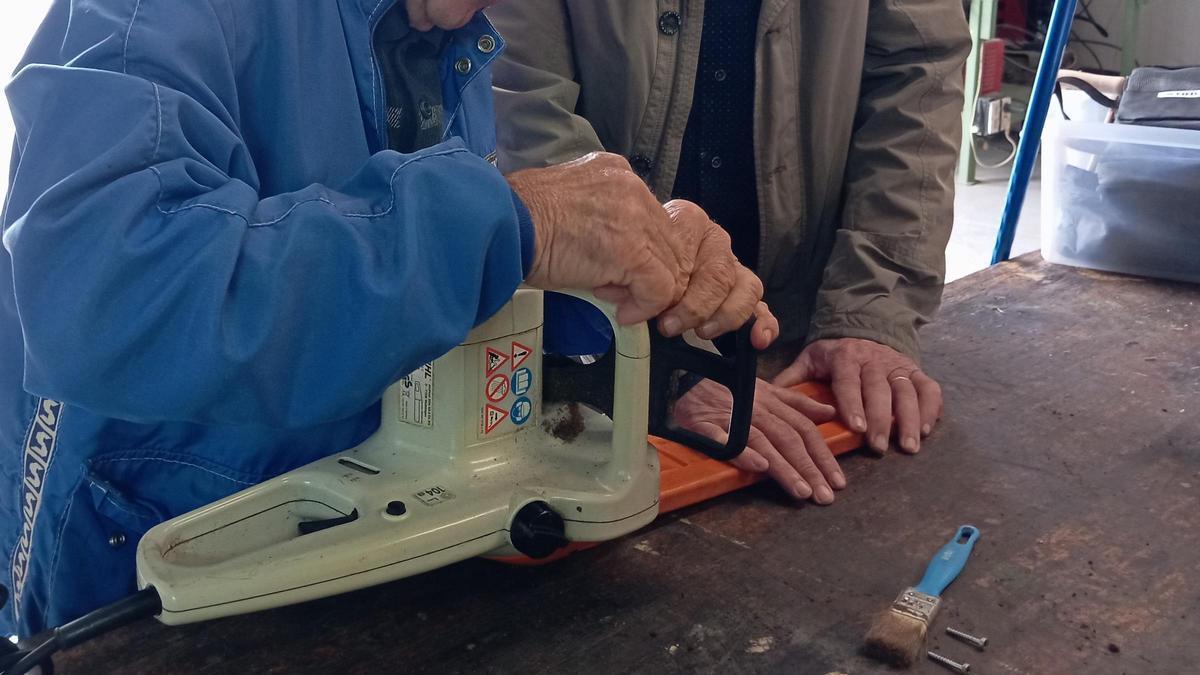 Tothom qui vulgui, pugui reparar i compartir les seves eines de treball de camp