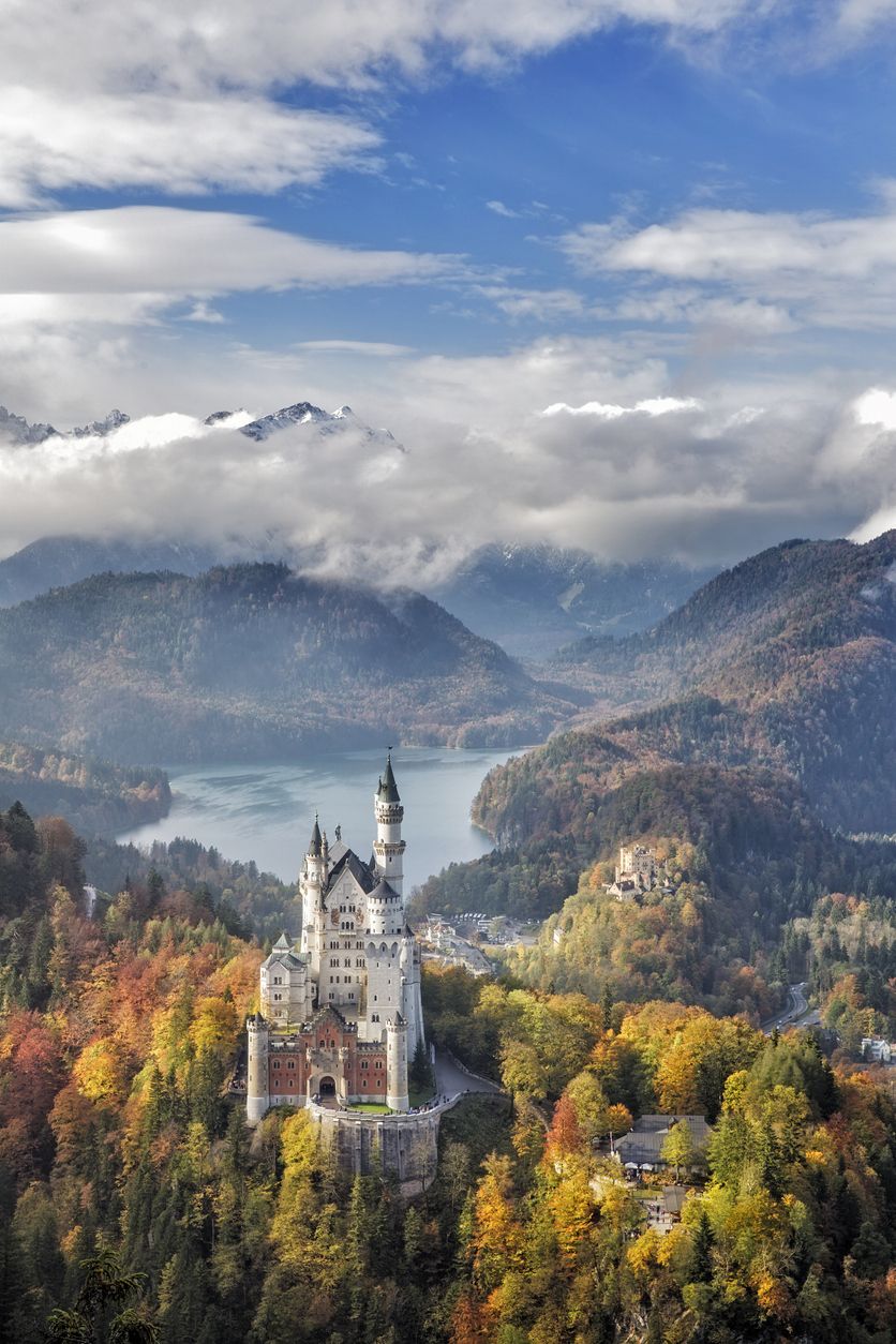 La imagen del castillo con el lago Alpsee de fondo