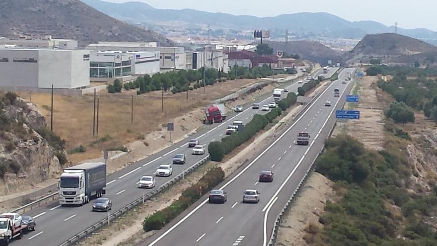 Un tráiler se sale de la autovía en Petrer