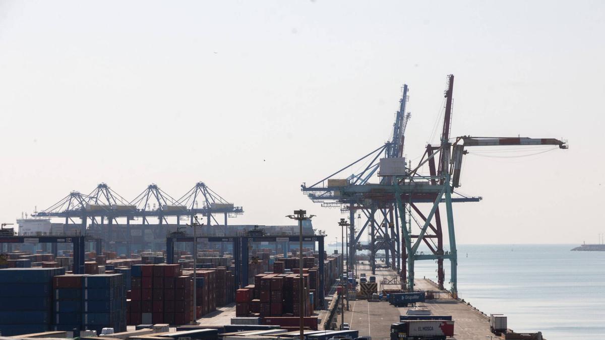 Vistas de la terminal de contenedores de Valenciaport desde la Marina.