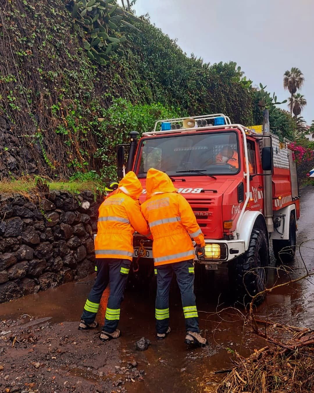 Bomberos extraen un vehículo arrastrado por las lluvias en La Orotava