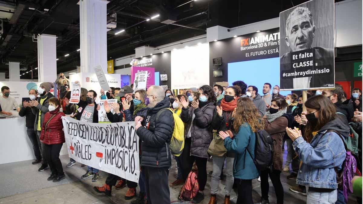 Los profesores piden la dimisión de Cambray en la inauguración del Saló de l'Ensenyament