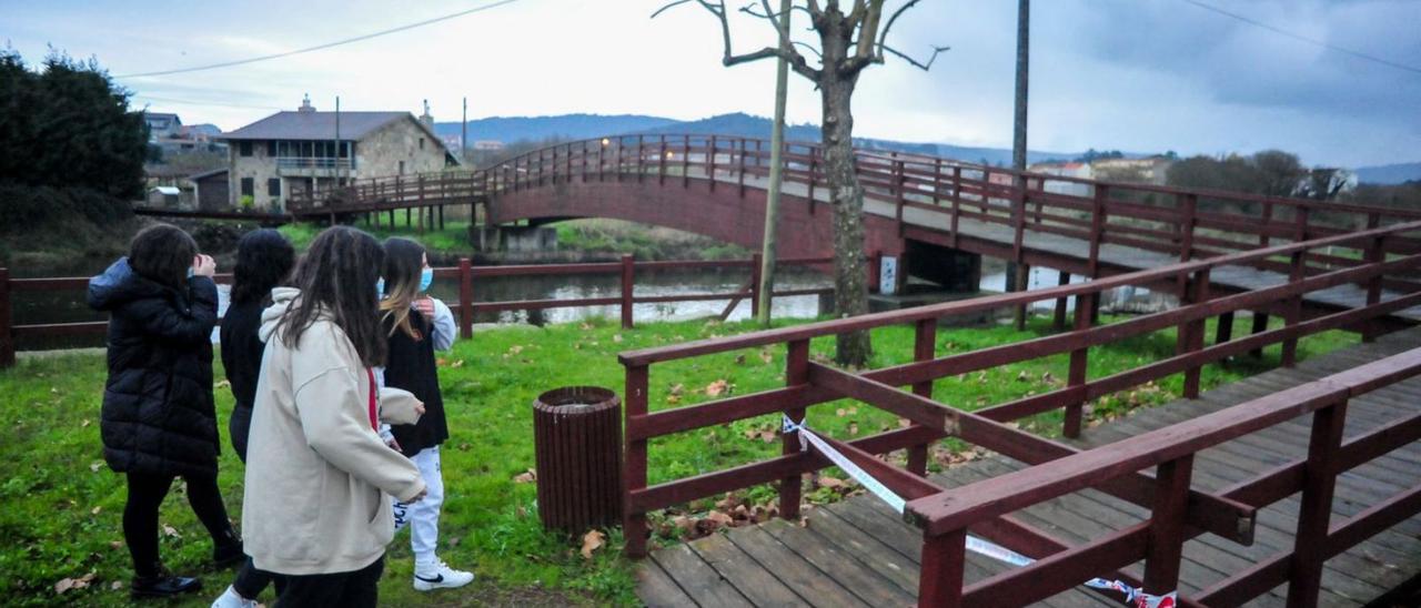 Pasarela sobre el Chanca, en el parque de Os Pasales. |   // IÑAKI ABELLA