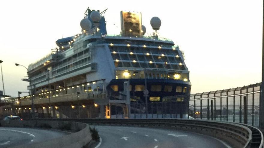 Üble Emissionen: Kreuzfahrtschiff am Samstagmorgen (19.8.) in Palma.